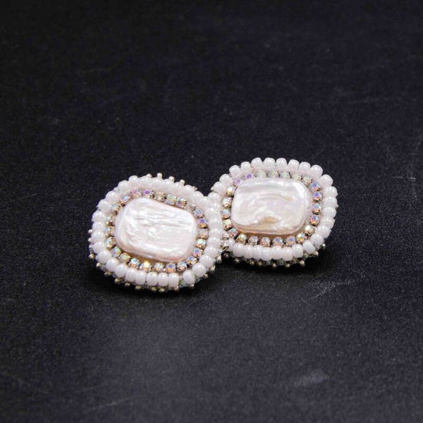 Boucles d'oreilles Clous en Nacre, Zircons et perles