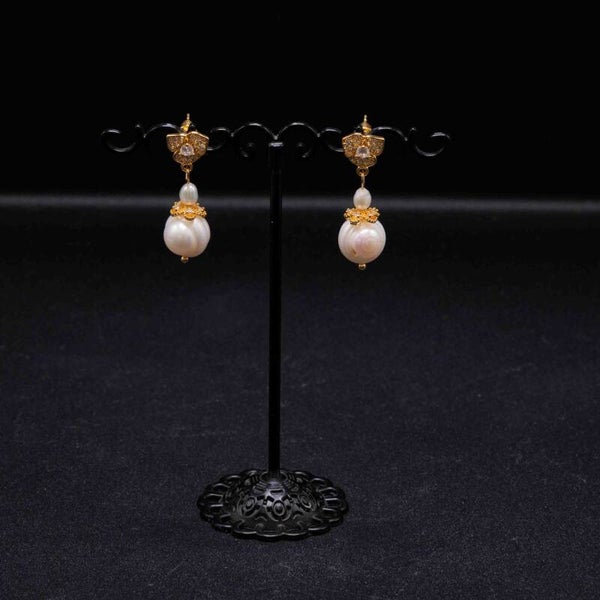 Clous d'oreilles en Nacre, zircons et laiton