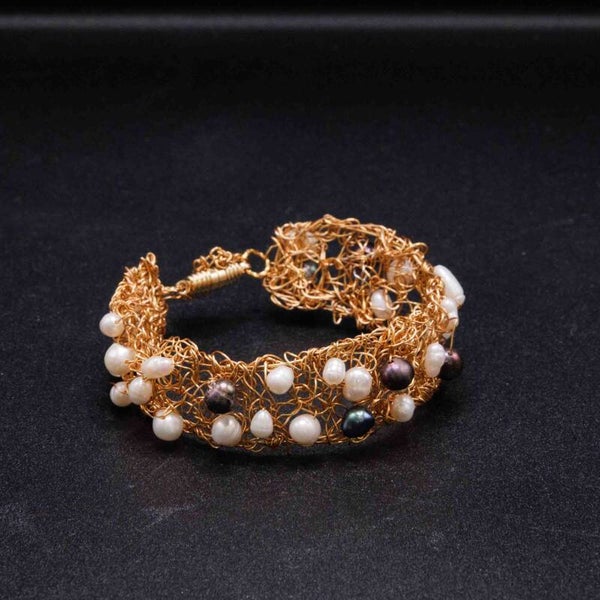 Bracelet fermoir magnétique en perles de Nacre et laiton