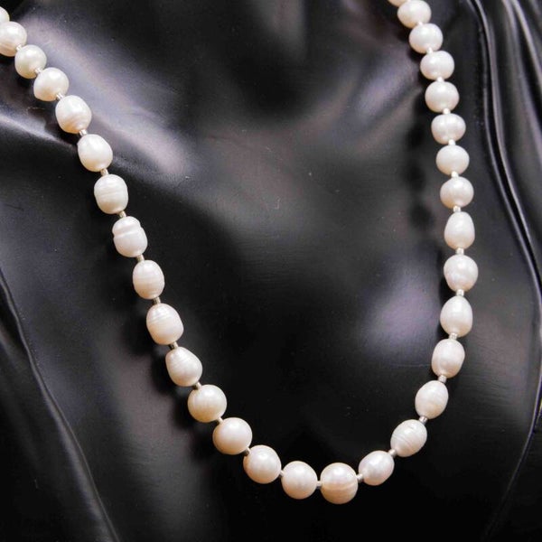 Collier en perles de nacre et fermoir carabine