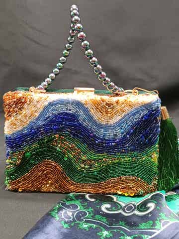 Sac à main de soirée Minaudiére Clatch en velours  brodée en perles  avec fermoir métallique  Dore