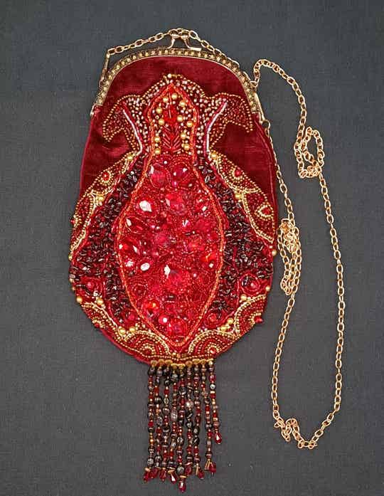 Sac à main de Soirée en velours Rouge  brodée  en perles et pierre naturelles de Grenat aves cadenas Kiss