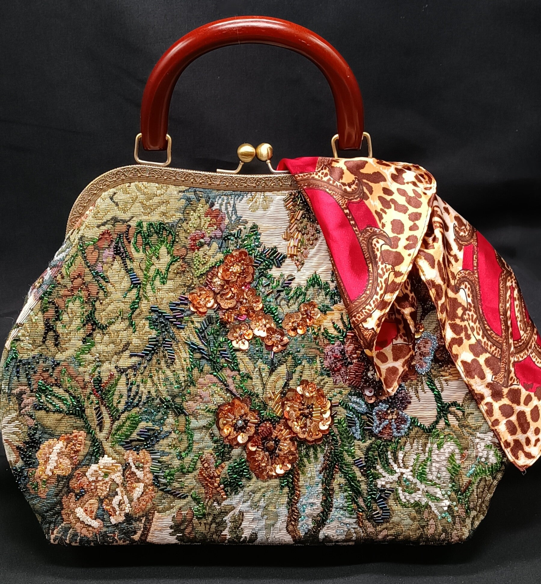 Sac Doctor  Minaudiére  en Gobelin brodée en perles  avec cadenas Kiss