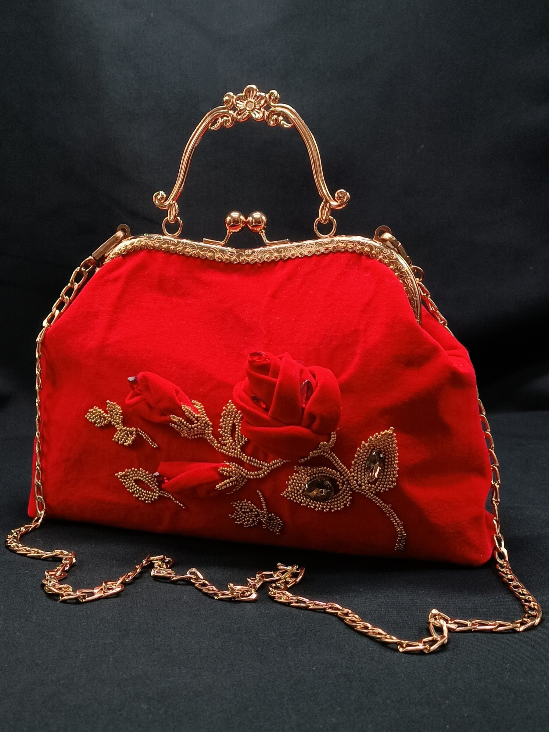Sac à main de Soirée " Rose Rouge" en velours Rouge brodée en perles  avec cadenas Kissl
