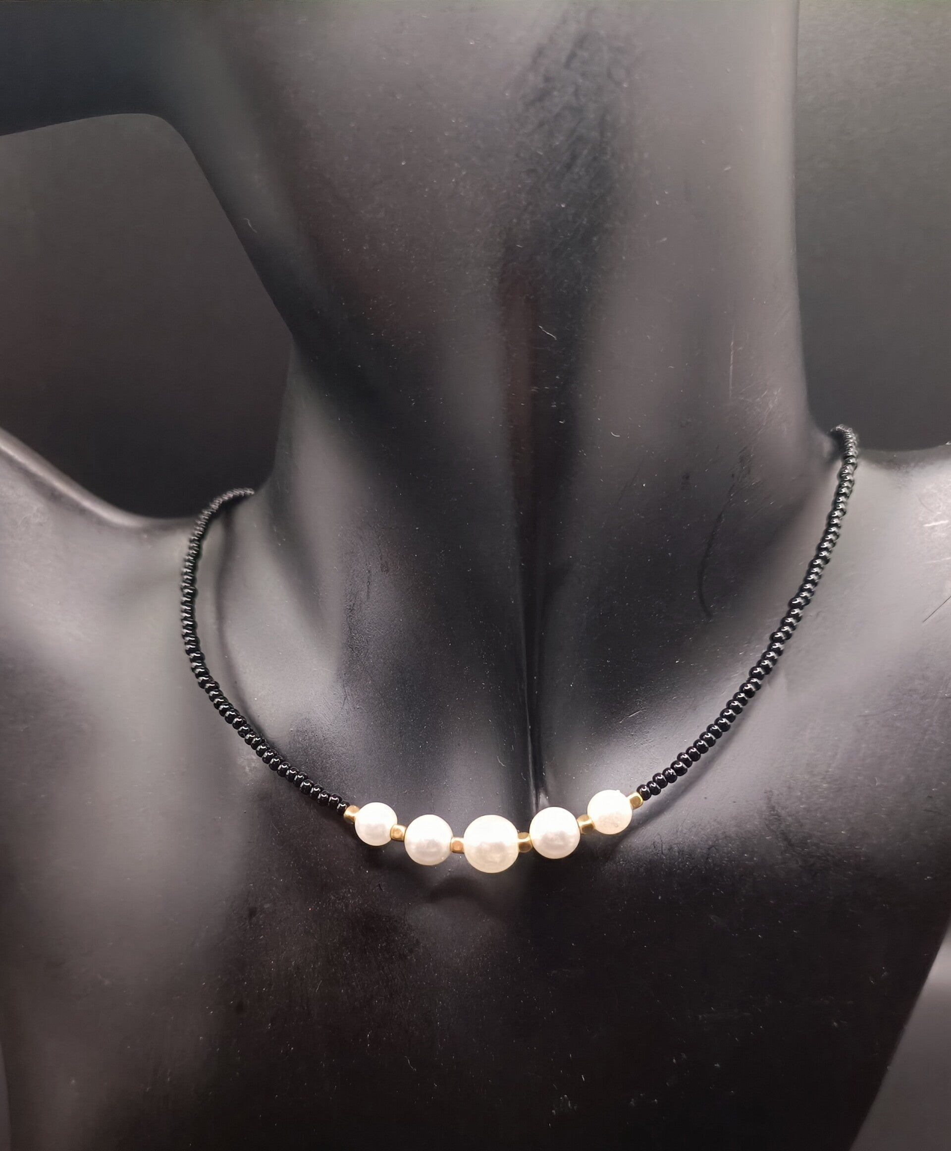 Ras de cou "Philomène" en perles de rocailles Miyuki Noir et perles Nacre Blanche