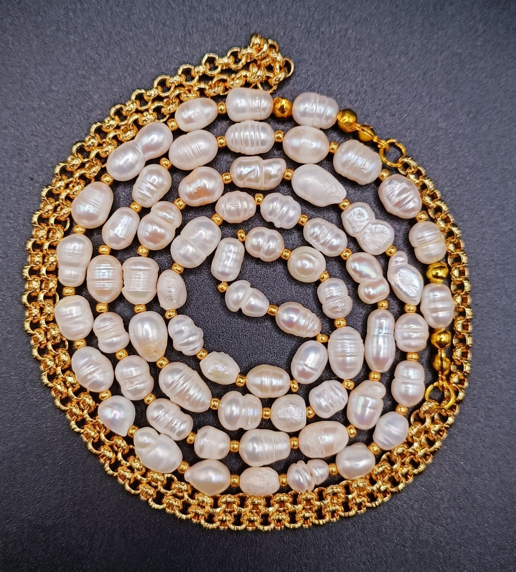 Collier Sautoir en perles degradée de Nacre Blanche Baroque avec chaine dore  maille forçat ronde 5mm