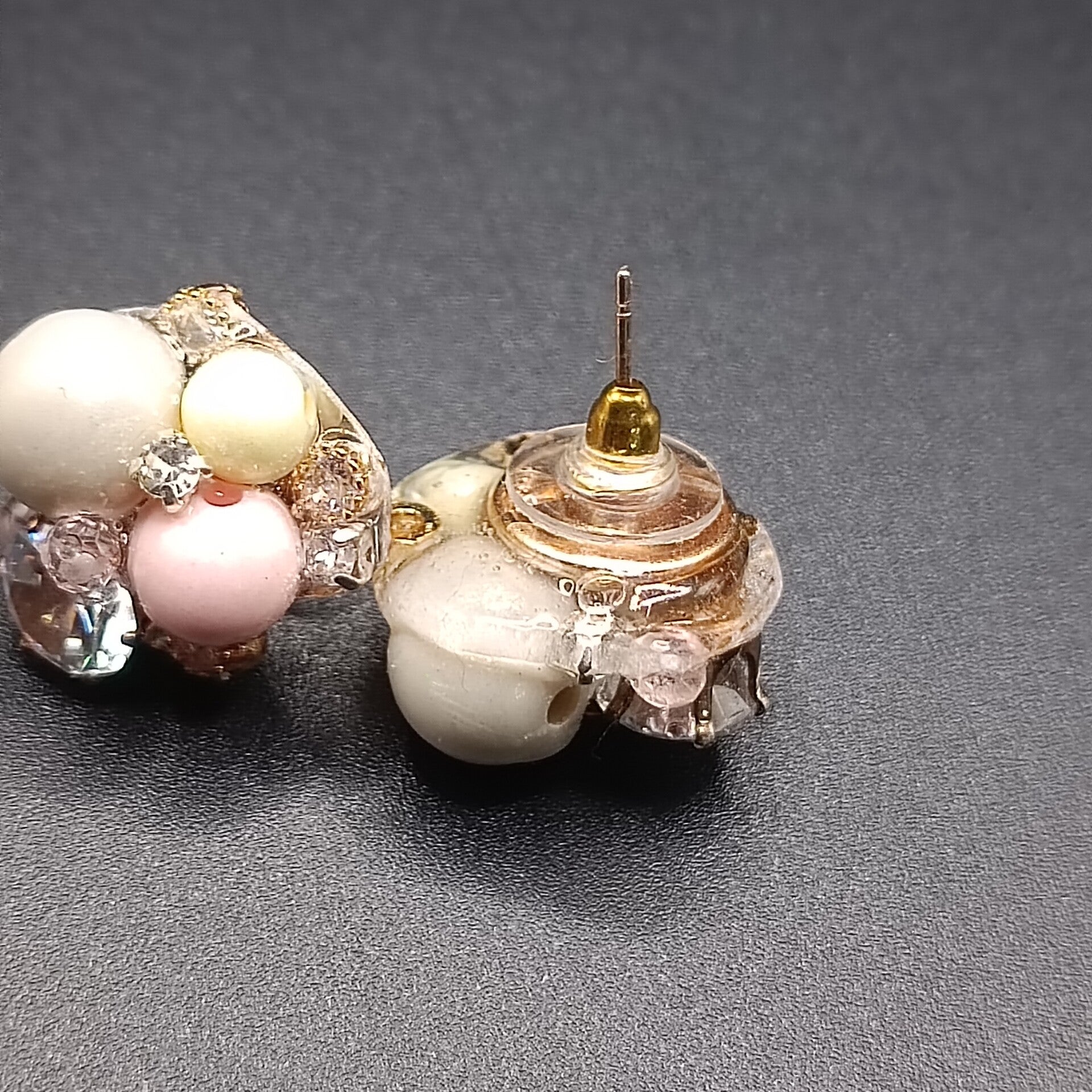 Boucles d'oreilles Clous Freeform en Cristal Blanc et Perles Coton