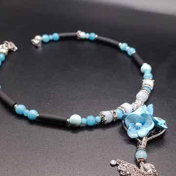 Tour de cou "Hortensia Bleu Maya" en Cernit et pierres naturelles Apatite et Ague-marine