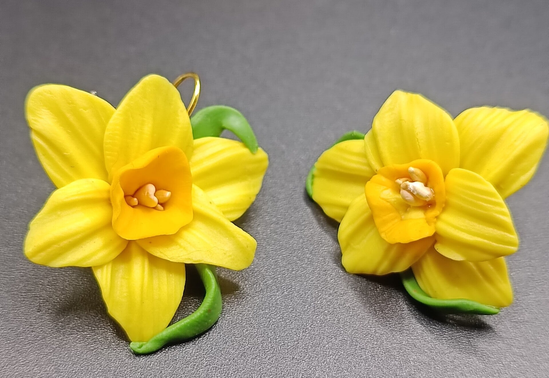 Boucles d'oreilles Crochets "Narcisses Stratosphere " en Cernit
