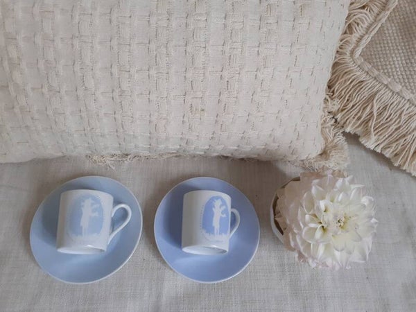 ensemble de 2 tasses et soucoupes peint main " motif Romantique",  en Porcelaine de Limoges , couleur bleu pale n° 33 et bleu Chardon n ° 32, modèle Romantique