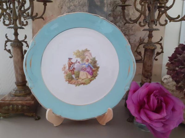Tres joli plat à Gateaux " Fragonard" au motif de scènes galantes inspiré des tableaux de Fragonard manufacture  de Saint Amand