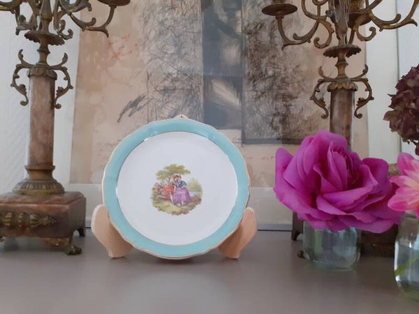 Jolie Petite Assiette à gateaux Fragonard ( Le  Bouquet)  ,vintage , Manufacture de saint Amand