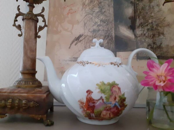 Très Jolie Théière" Fragonard "( le Musicien) , manufacture de saint Amand