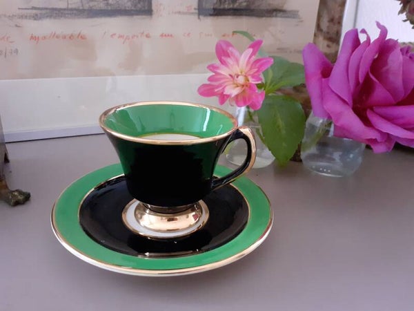 Jolie tasse et soucoupe vintage ,noire dorée et vert peridot en Porcelaine de limoges