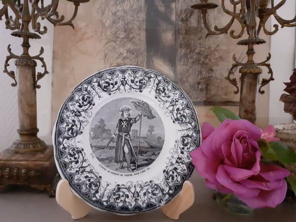 Jolie assiette historiée, manufacture de Creil et Montereau