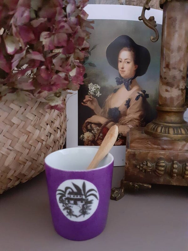 Joli Verre/Gobelet peint main en porcelaine de limoges motif " maison exotique  fond noir" flora Coloris