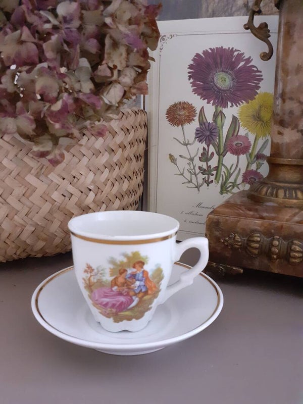 Jolie Tasse à café et soucoupe ,motif" Fragonard " La declaration" en porcelaine de limoges