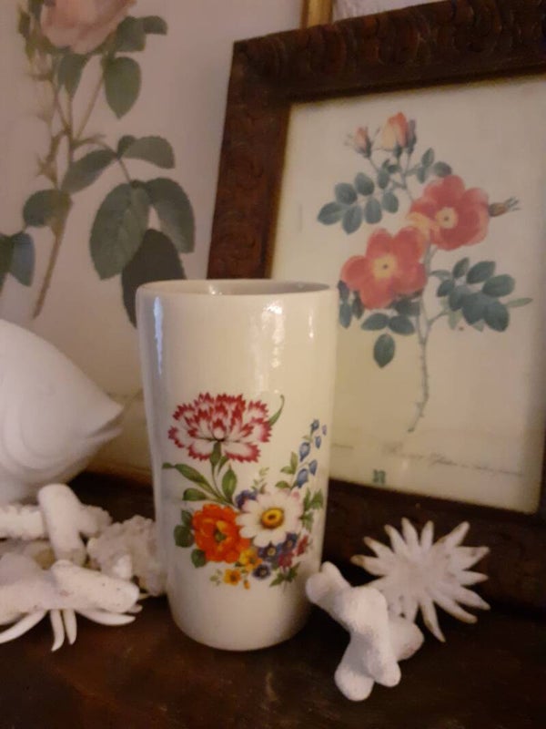 Joli Gobelet ( vase, pot à crayon...mug...) en faience, décor floral polychrome