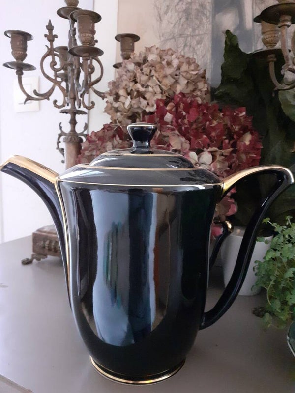 Jolie Theiere porcelaine noire et dorée