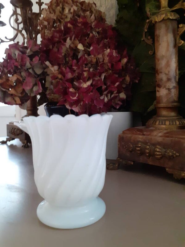 PETIT VASE EN VERRE OPAQUE BLANC Style Opaline