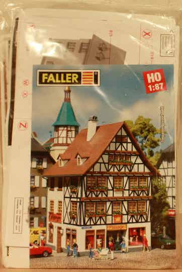 Faller HO 130421 stadhuis met passage