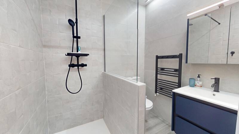 Badkamer 2 met inloopdouche, toilet, lavabomeubel