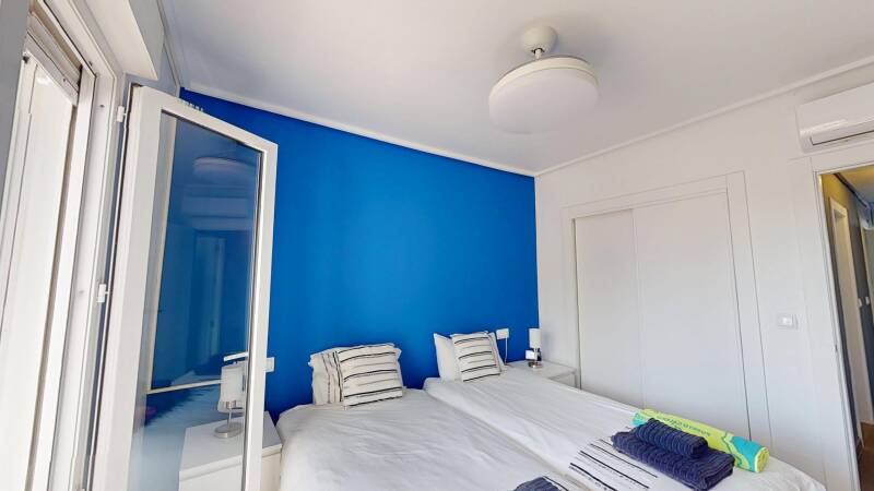 Slaapkamer 1 heeft ook tegenover het bed een eigen 50 inch smart tv met oa TV Vlaanderen