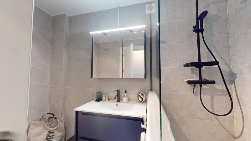 Badkamer 1 met inloopdouche, toilet en lavabomeubel