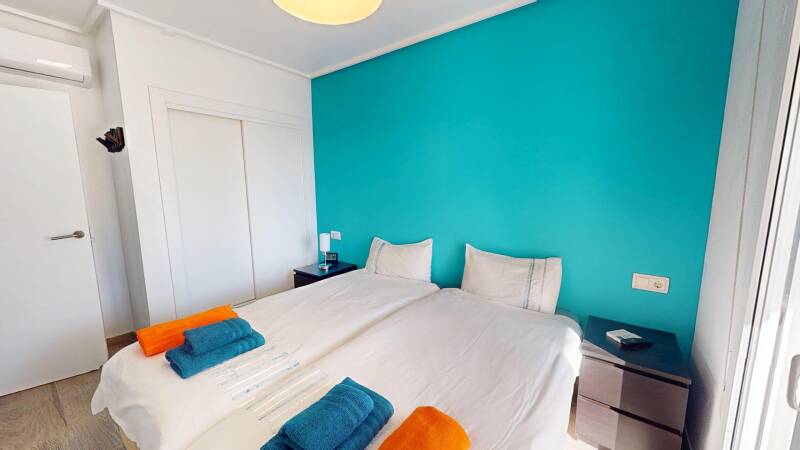 Ook deze slaapkamer heeft tegenover het bed een eigen 50 inch smart tv met oa TV Vlaanderen