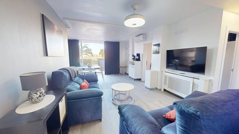 Salon met 2 X 2-Zit met 4 elektrische relaxen en 55 inch smart TV met oa TV Vlaanderen