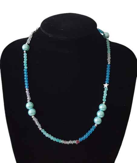 Ketting met blauwe kralen en parels