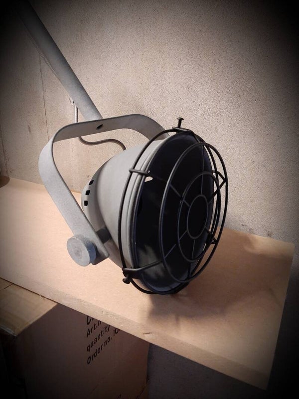 Gave wand spot met knikarm