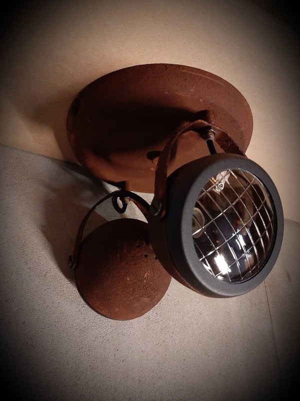 Plafondlamp in roest met zwart.