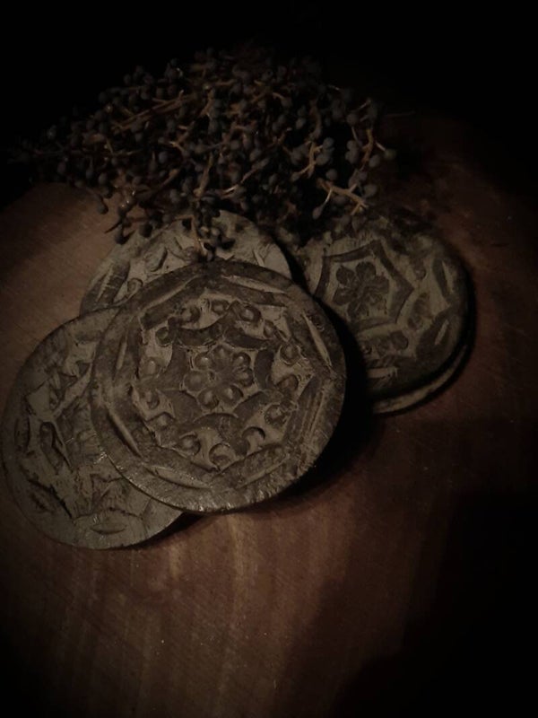 houten onderzetters ( 6 stuks in jute of linnen zakje