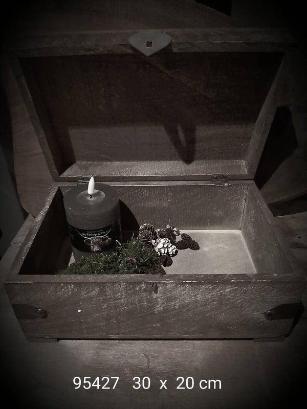 95427  kistje met beslag  30 x 20 cm