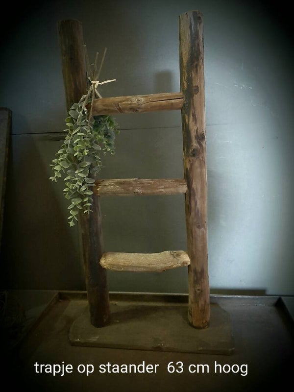 Trapje op voet   62 cm
