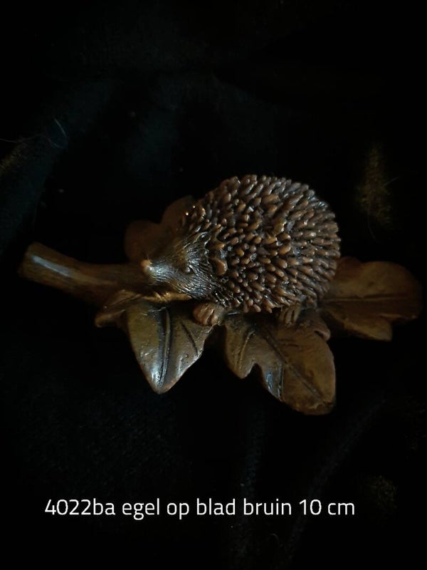 4022BA egel op blad brown  10 cm per 6