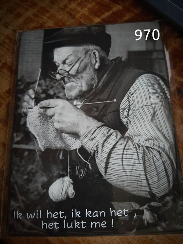 970  Nostalgisch foto en tekstbordje  man breien