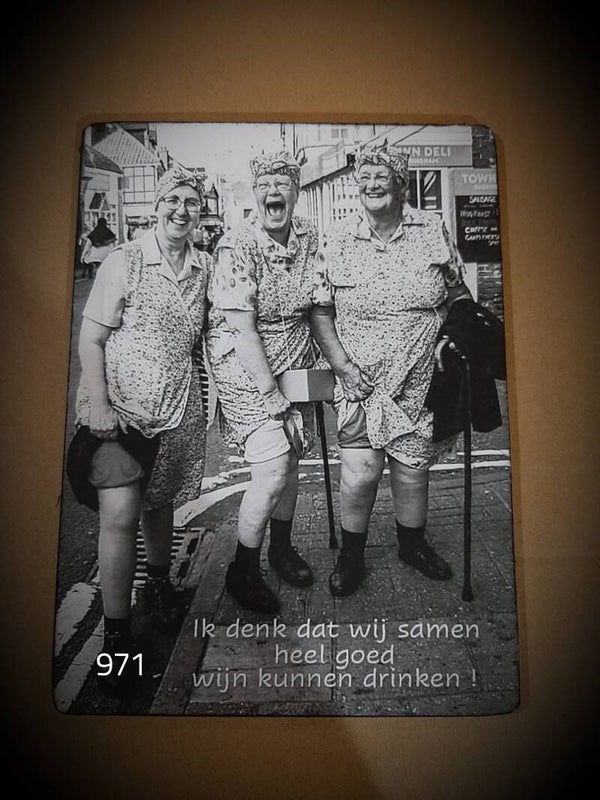 971 bordje dames samen goed wijn drinken. Gaan per 4