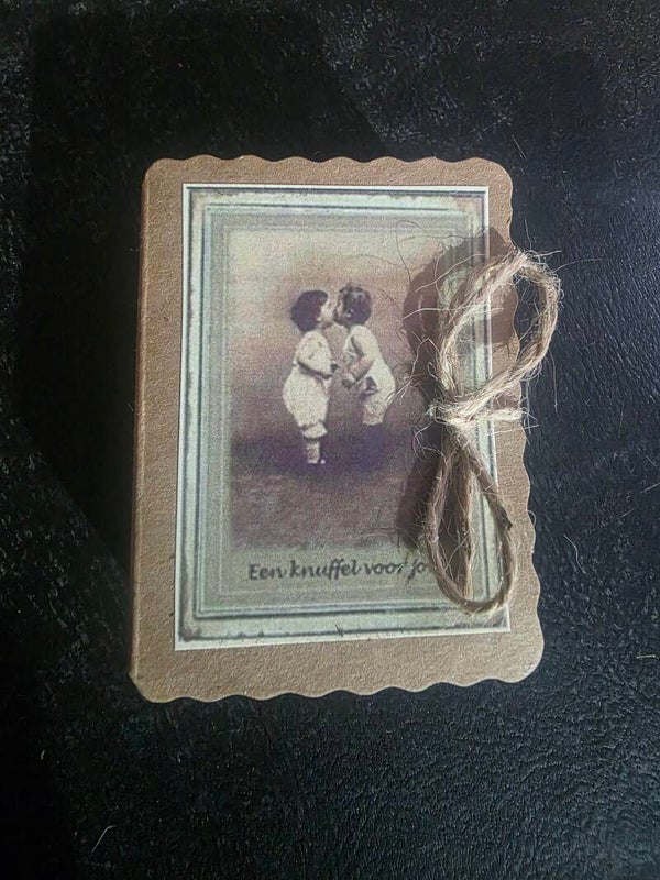 Z005 zoopie kussende kindjes bruin  (een knuffel voor jou) per 4