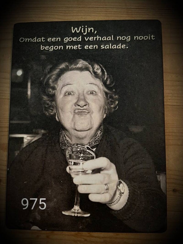 975   bordje vrouw wijn salade