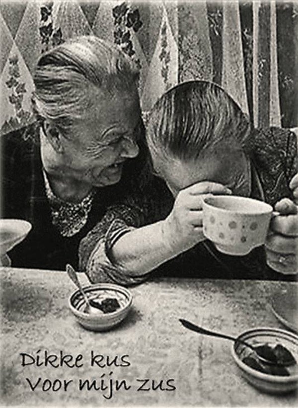 Nostalgisch foto en tekstbordje no. 647 (4 stuks)omaatjes kus zus