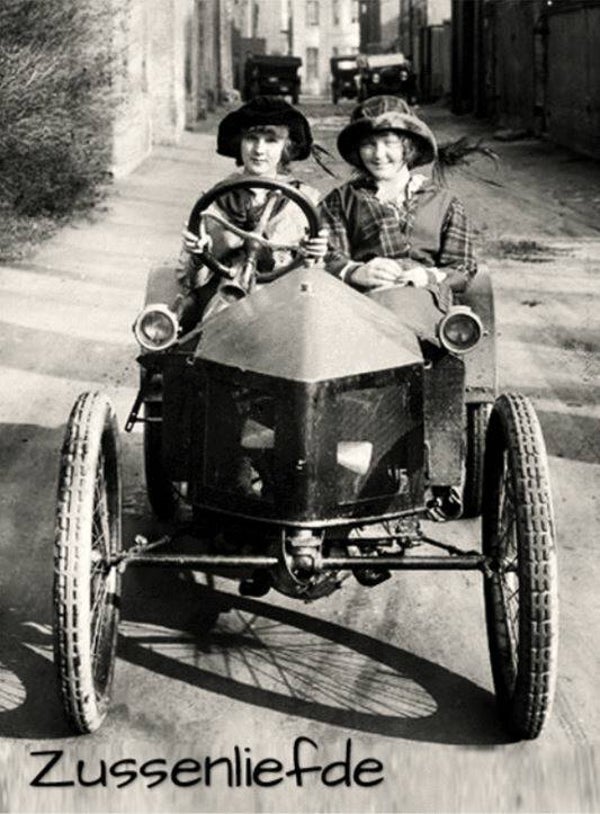 Nostalgisch foto en tekstbordje no. 708 (4 stuks) zussenliefde in auto