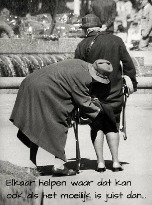 Nostalgisch foto en tekstbordje no. 710 (4 stuks) rok omhoog elkaar helpen