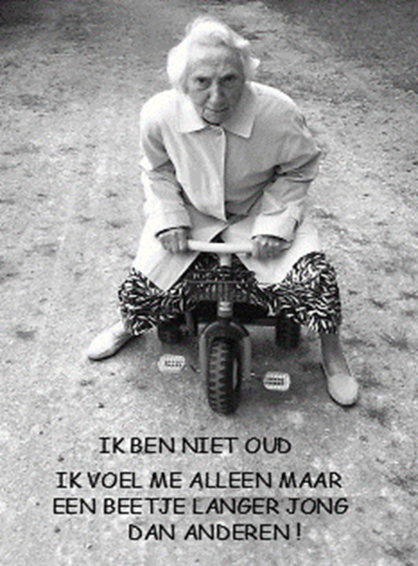 Nostalgisch foto en tekstbordje no. 855   ( 4 stuks) vrouw driewieler