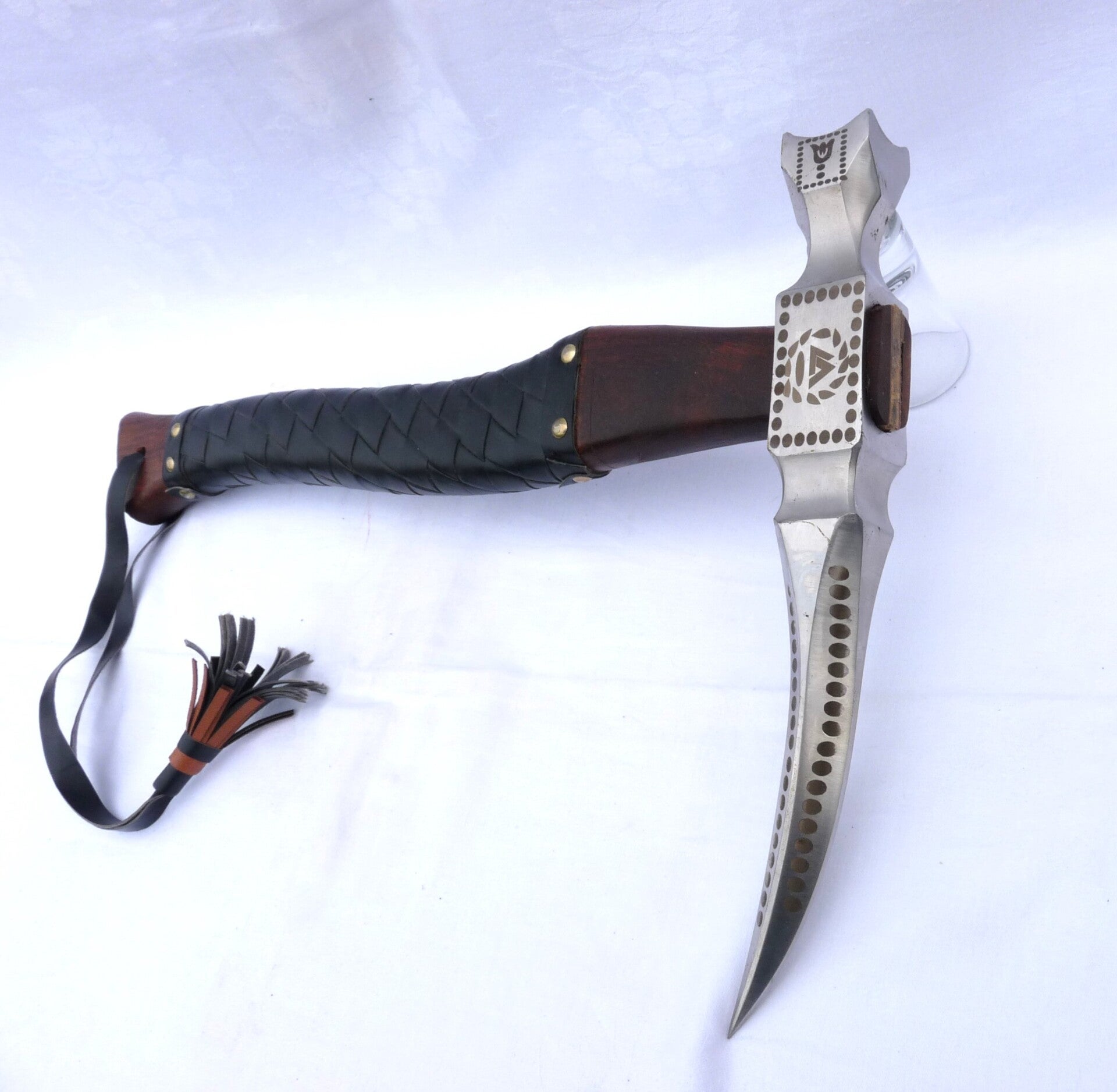 Mittelalterlicher Reiterhammer mit modern handgeschmiedeten Rabenschnabel.