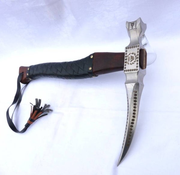 Mittelalterlicher Reiterhammer mit modern handgeschmiedeten Rabenschnabel.