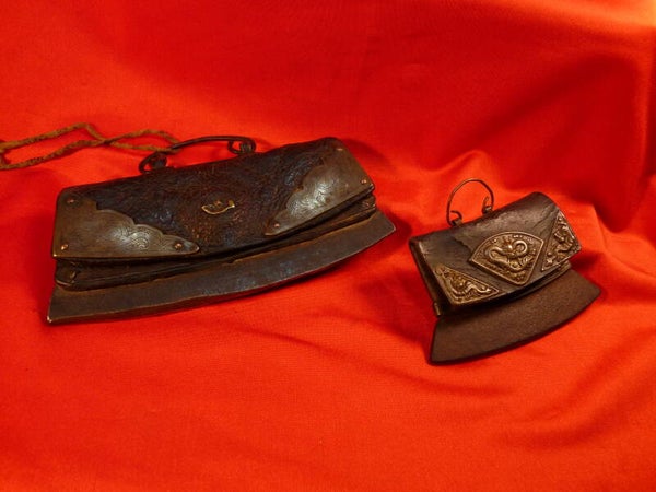 Antike Traditionelle Feuerzeug Taschen, Leder, Asien um 1850, mit Bronze Verzierungen im Original Zustand