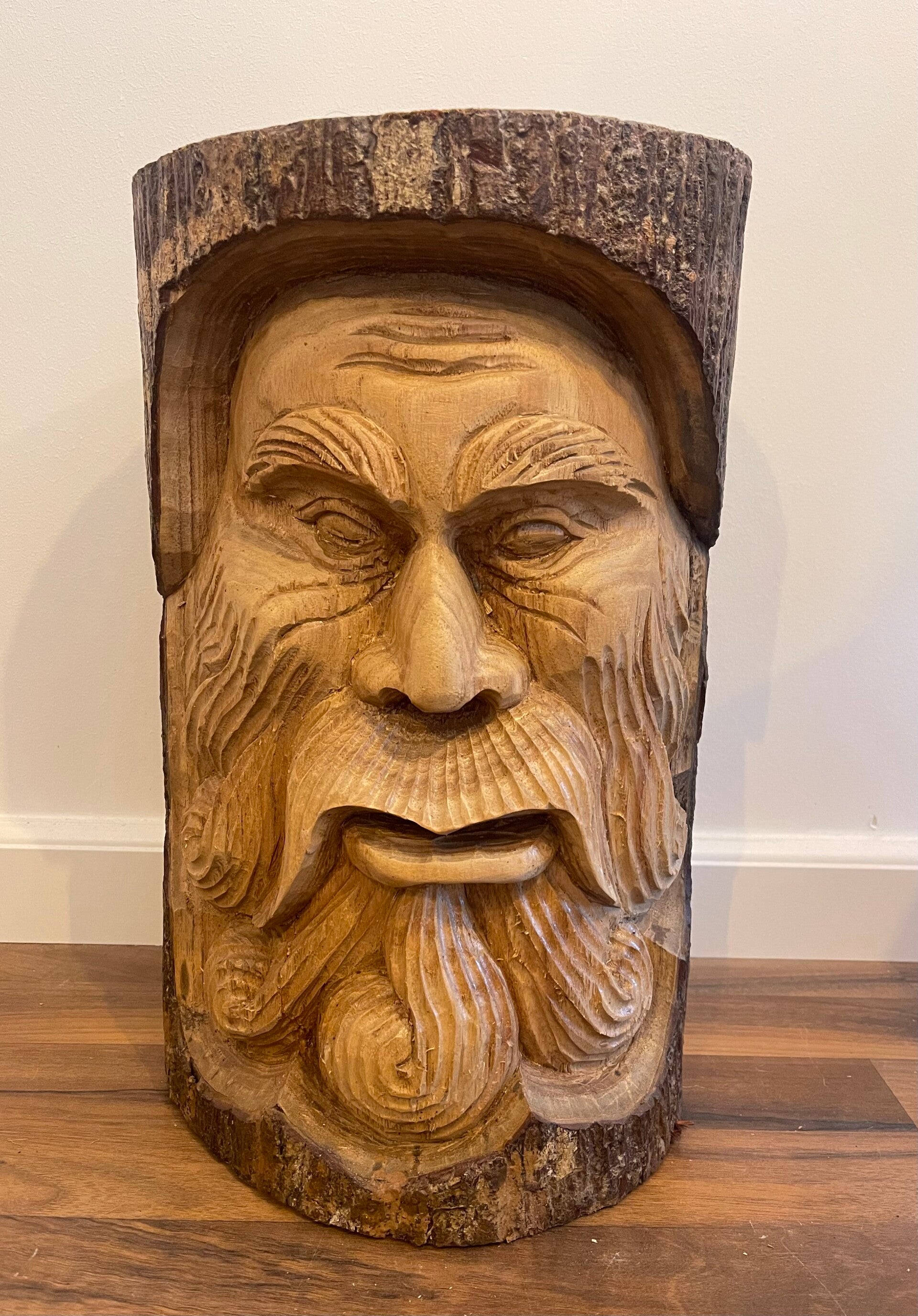 Houten kerstman hoofd uit boomstam