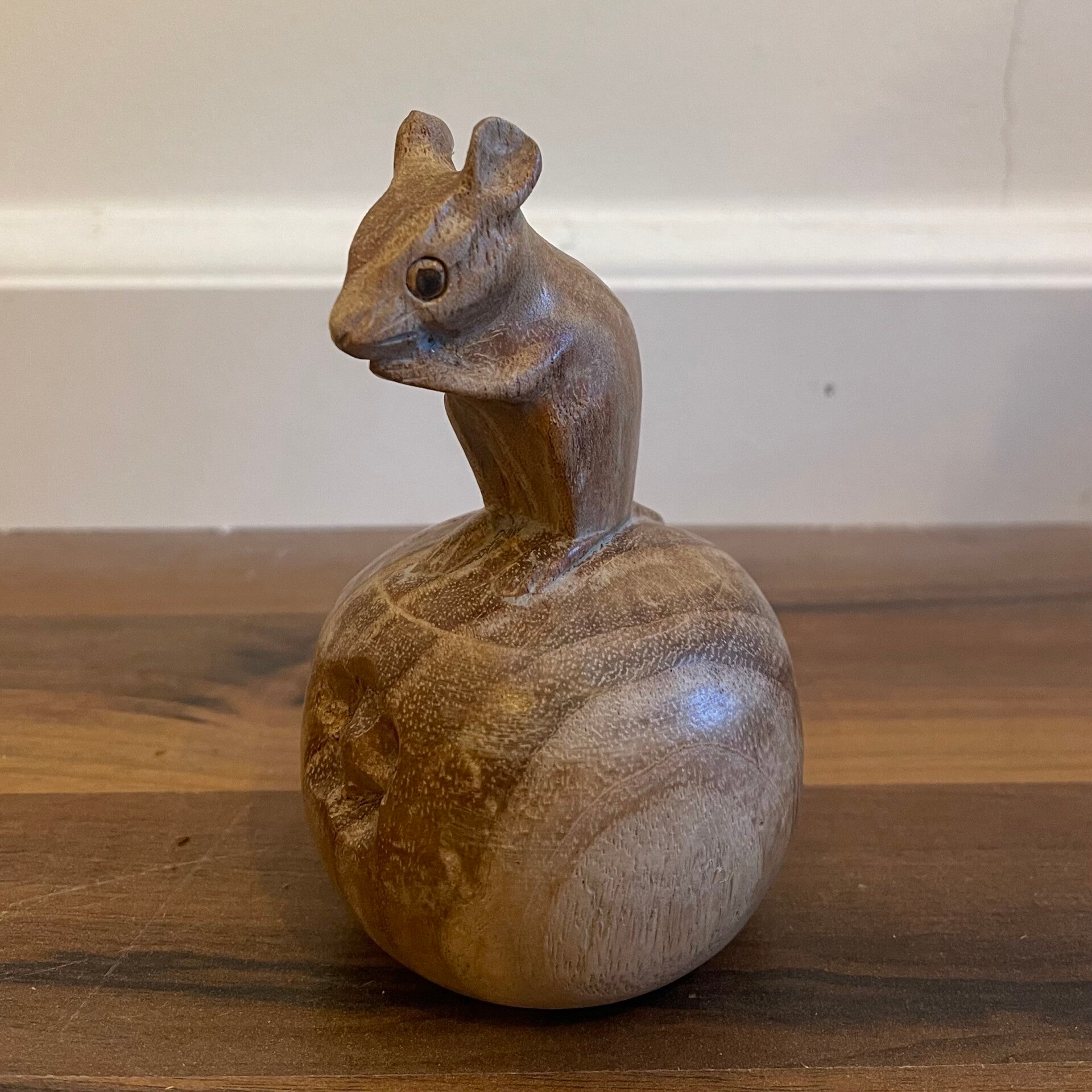 Houten muis op bol - KLEIN